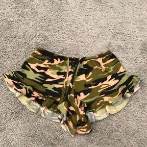 Random Hearts Girls Green and Pink camo ruffle shorts - size S